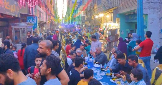 مائدة بطول 2000 متر.. إفطار جماعى بمنطقة ميت نما بشبرا الخيمة