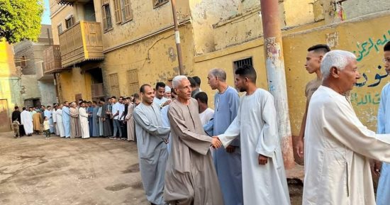 عادات أول أيام العيد فى الأقصر.. طابور طويل من الأحبة للمصافحة والتهنئة