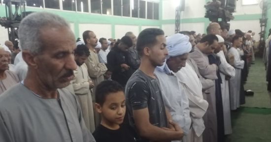 أبناء الأقصر يؤدون التراويح وحفل تكريم حفظة القرآن الكريم بالساحة الرضوانية.. صور