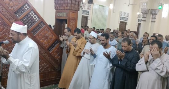 دعاء ليلة القدر فى المسجد العتيق بمدينة إسنا.. صور