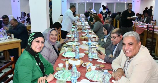 قيادات جامعة قناة السويس تشارك فى حفل الإفطار الجماعى للعاملين 