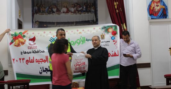 توزيع لحوم فى كاتدرائية الأقباط الكاثوليك بسوهاج.. صور