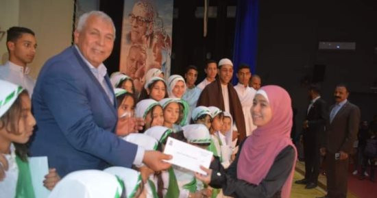 محافظ الوادى الجديد يشهد احتفالية ليلة القدر ويكرّم حفظة القرآن الكريم.. صور