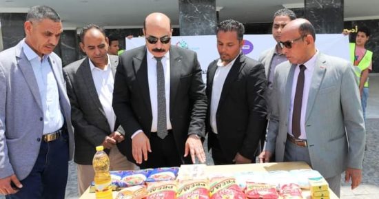 محافظ أسوان: نستهدف توزيع 25 طنا من المواد الغذائية على الأسر الأولى بالرعاية.. فيديو