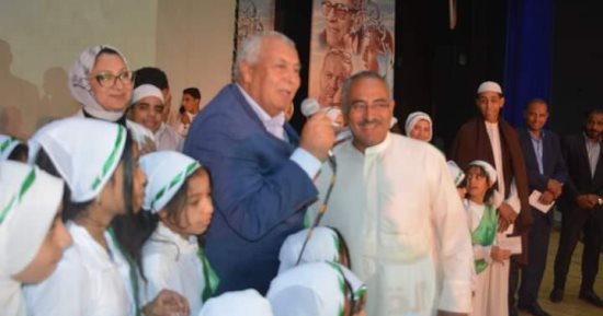محافظ الوادى الجديد يكرم سائقا أعاد 212 ألف جنيه لراكب.. صور 
