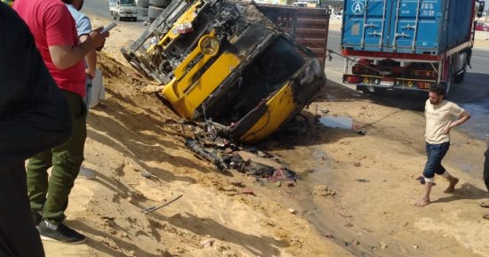إخماد حريق سيارة نقل بعد انقلابها بالطريق الصحراوى فى الجيزة.. صور