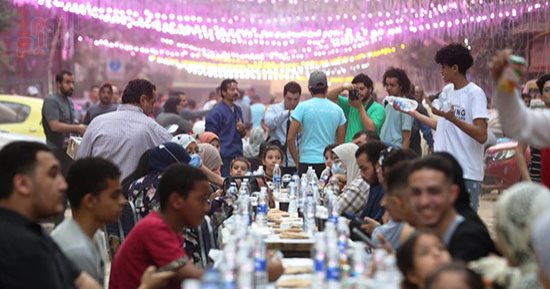 20 ألف وجبة.. أهالى إمبابة يجهزون مائدة إفطار بطول شارع الاعتماد فى البصراوى