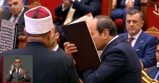 وزير الأوقاف يهدى الرئيس السيسي نسخة من كتاب الله باحتفالية ليلة القدر