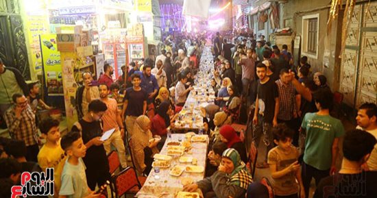 مائدة رمضانية بطول 2.5 كم.. أهالى فيصل ينظمون إفطارا لـ10 آلاف صائم