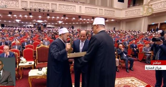 شيخ الأزهر يهدى الرئيس السيسي نسخة من القرآن الكريم