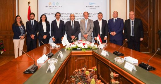 وزير الطيران يلتقى وفدا لبحث الفرص الاستثمارية فى الخدمات اللوجستية بمطار القاهرة