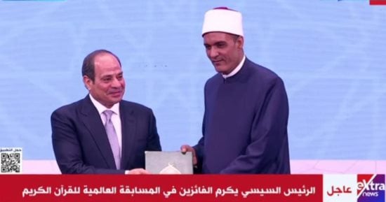 محافظ كفر الشيخ يهنئ المحفظ المثالى عقب تكريمه فى احتفالية ليلة القدر