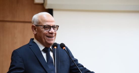 محافظ بورسعيد يلتقى العاملين بإدارات الأمن والنظافة لتقديم التهنئة بحلول العيد