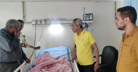 مدير "صحة قنا" يتابع الحالة الصحية لأم وطفلتها أصيبتا بتسمم بعد تناول فسيخ