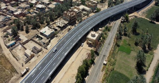 شاهد كوبرى أعلى مزلقان المضيق بمحافظة أسوان بعد التشغيل.. فيديو