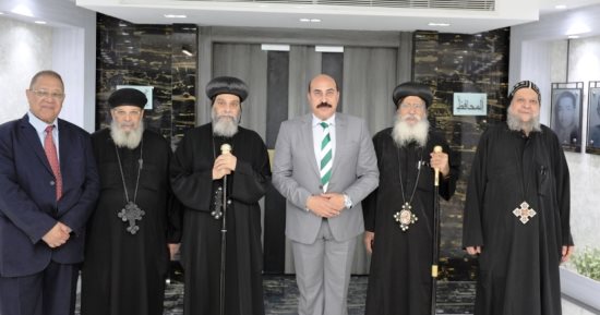 وفد الكنيسة الأرثوذكسية يقدم التهنئة لمحافظ أسوان بمناسبة عيد الفطر