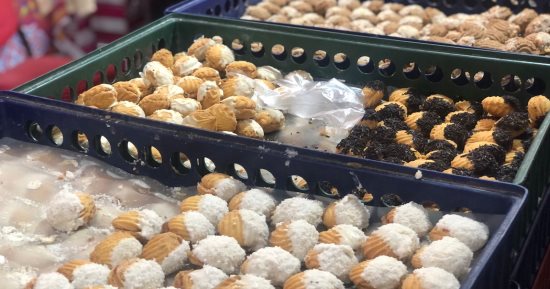 مستلزمات العيد بـ"نص التمن" فى معرض أهلا رمضان بفيصل.. الكعك والبسكويت بكل أنواعه بـ100 جنيه.. والقمصان تبدأ من 120 جنيها وأى تيشيرت بـ100.. والأحذية الرجالى تبدأ من 120 جنيها والنسائى من 75 والأطفالى من 90
