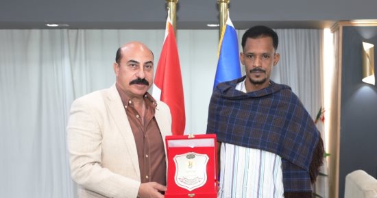 محافظ أسوان يكرم شابا سودانيا فقد ذراعه لإنقاذ سيدة من تحت عجلات القطار.. صور