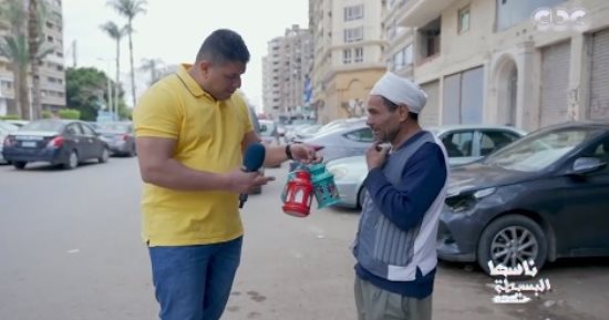 "ناسها البسيطة" يناقش الفرق بين الحياة فى الماضى والحاضر.. عم مرزوق يحكى عن أيام زمان اللى ما تتعوضش ويخوض تحدى الألعاب.. والبرنامج يهدى لـ"عم فتحى" مبلغا ماليا بعد فقرة تحدى الألعاب