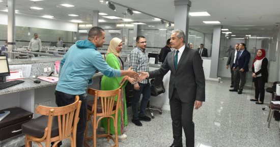 جولة لوزير القوى العاملة فى مكاتب العاملين بالوزارة ويحثهم على مواصلة العمل