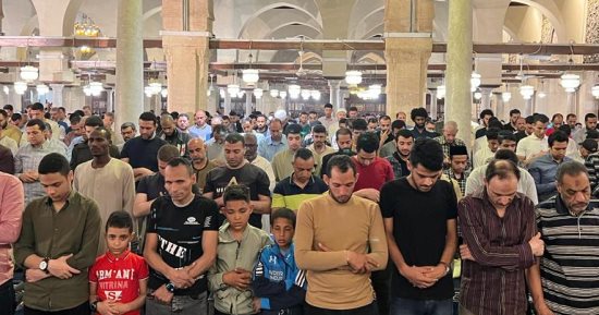 المصلون يعمرون مسجد الجامع الأزهر بليلة التاسع والعشرين من رمضان وختم القرآن الكريم
