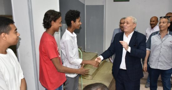 محافظ الأقصر يزور مؤسسات رعاية الأيتام ويوزع العيديات .. صور