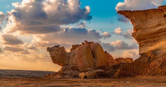 سحر الطبيعة على أرض مصر.. الجمل الرابض منحوتة صخرية تزين جبال الوادي الجديد