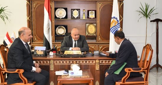 محافظ قنا يواصل استقبال المواطنين بمكتبه لبحث طلباتهم   