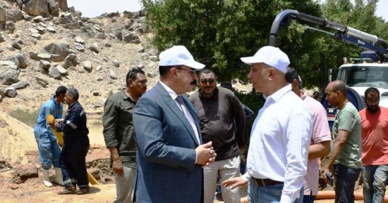 محافظ أسوان يتفقد أعمال إصلاح كسر خط مياه رئيسى مغذى لحى الصداقة.. صور