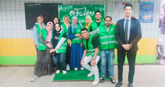 مترو الأنفاق ينتهى من توزيع 100 ألف وجبة خفيفة للإفطار بالمحطات.. صور 