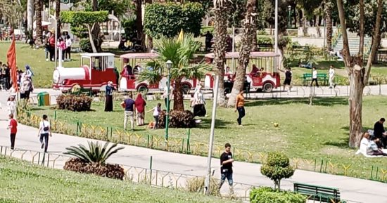إقبال كبير على حدائق القاهرة فى أول أيام عيد الفطر المبارك.. الجمهور يفترش المسطحات الخضراء والمحافظ يوزع الحلوى والهدايا على الأطفال.. برامج ترفيهية بالحديقة الدولية ومدينة الألعاب المائية تزدحم بالزوار.. صور