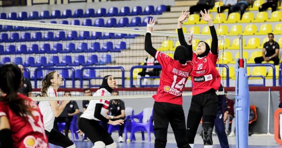 الأهلى يهزم الزمالك ويتوج بلقب دورى الطائرة للسيدات فى فاصلة الحسم.. صور