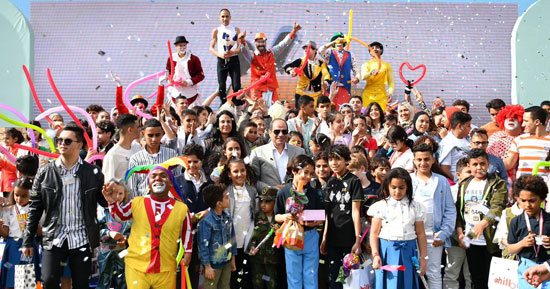 الرئيس السيسي يوزع الهدايا على أبناء شهداء الجيش والشرطة