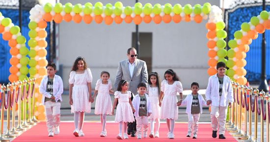 الرئيس السيسى يلتقط الصور التذكارية مع أبناء شهداء الجيش والشرطة