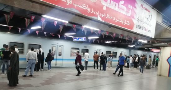 انتظام حركة تشغيل المترو والقطار الخفيف فى أول أيام عيد الفطر.. صور 