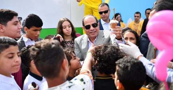 الرئيس السيسي يشاهد فيلما تسجيليا بعنوان "العيدية فى مصر"