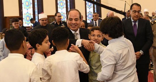 الرئيس السيسي يشارك أسر الشهداء والمصابين الاحتفال بعيد الفطر المبارك