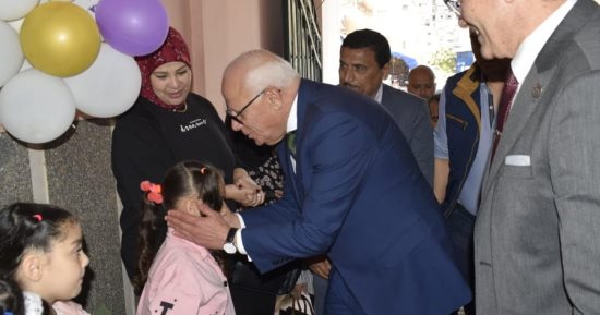 محافظ بورسعيد يشارك نزلاء دار الأيتام والقاصرات فرحة عيد الفطر