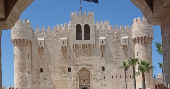 "قلعة قايتباى" أشهر آثار الإسكندرية تستقبل السائحين على مدار العام.. صور