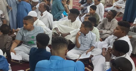 أهالى أسوان والنوبة يؤدون صلاة عيد الفطر وسط فرحة الأطفال.. صور