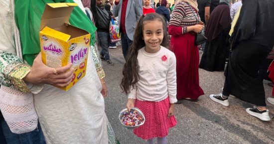توزيع حلويات وكحك العيد فى ساحة القائد ابراهيم بالإسكندرية.. صور