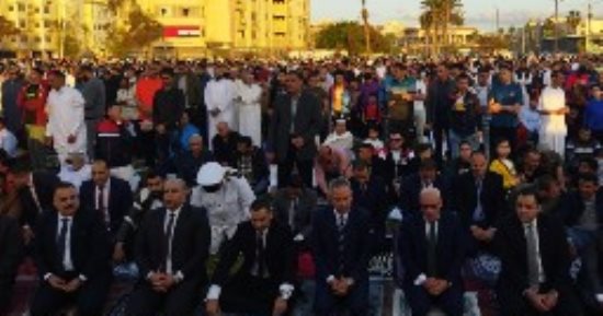 محافظ بورسعيد يؤدى صلاة العيد مع آلاف المواطنين بساحة المعمورة.. صور 