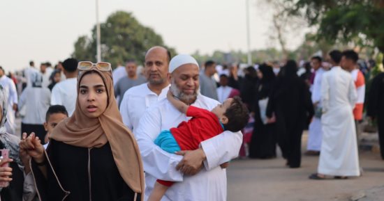 فرحة أهالى أسوان بعيد الفطر المبارك بعد أداء الصلاة.. صور