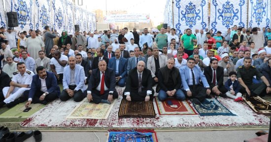 محافظ بنى سويف يؤدى شعائر صلاة عيد الفطر الميارك بساحة مسجد عمر بن عبدالعزيز 