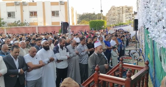 الآلاف يؤدون صلاة عيد الفطر المبارك فى ساحة مدينة بورفؤاد.. صور