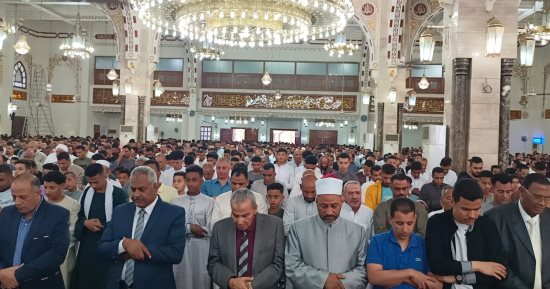 الآلاف يؤدون صلاة عيد الفطر المبارك بمسجد الميناء الكبير بالغردقة.. صور