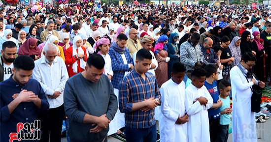 الآلاف يؤدون صلاة عيد الفطر المبارك بمسجد مصطفى محمود
