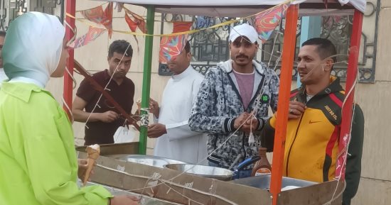 توزيع ترمس وساندوتشات كبدة وآيس كريم احتفالا بالعيد فى مسجد فى العاشر من رمضان.. صور