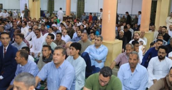 محافظ سوهاج ومدير الأمن يؤديان صلاة عيد الفطر بمسجد الشرطة.. صور