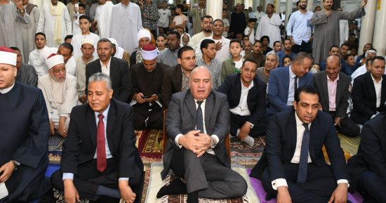 المئات من أبناء قنا يؤدون صلاة العيد بمسجد سيدى عبدالرحيم القنائى بحضور المحافظ